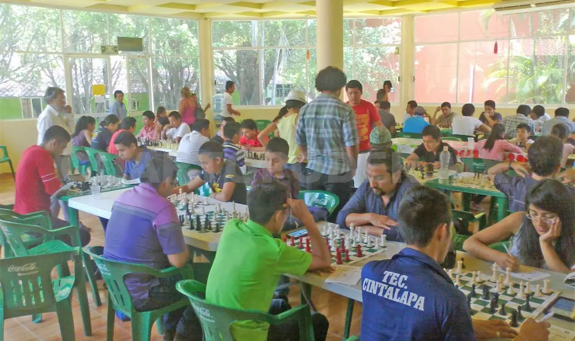 Mayo movió muchas piezas en el tablero