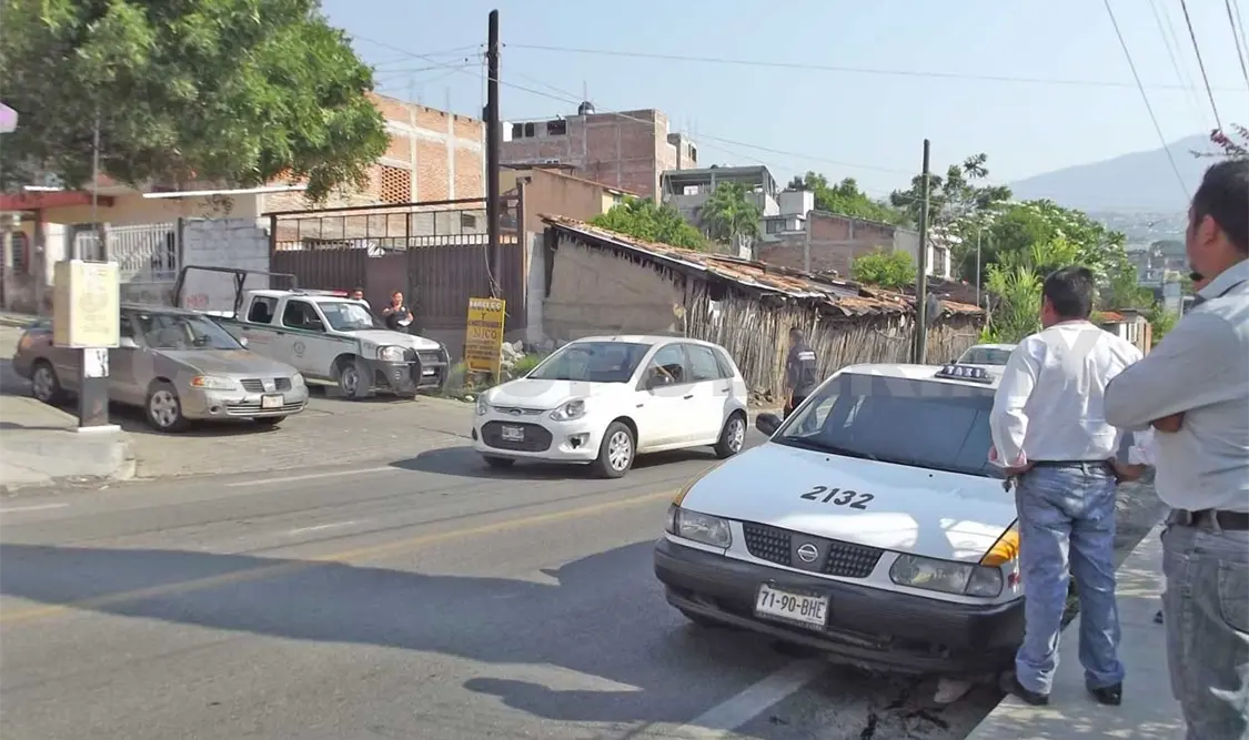 Taxi circulaba en sentido contrario y choca con coche