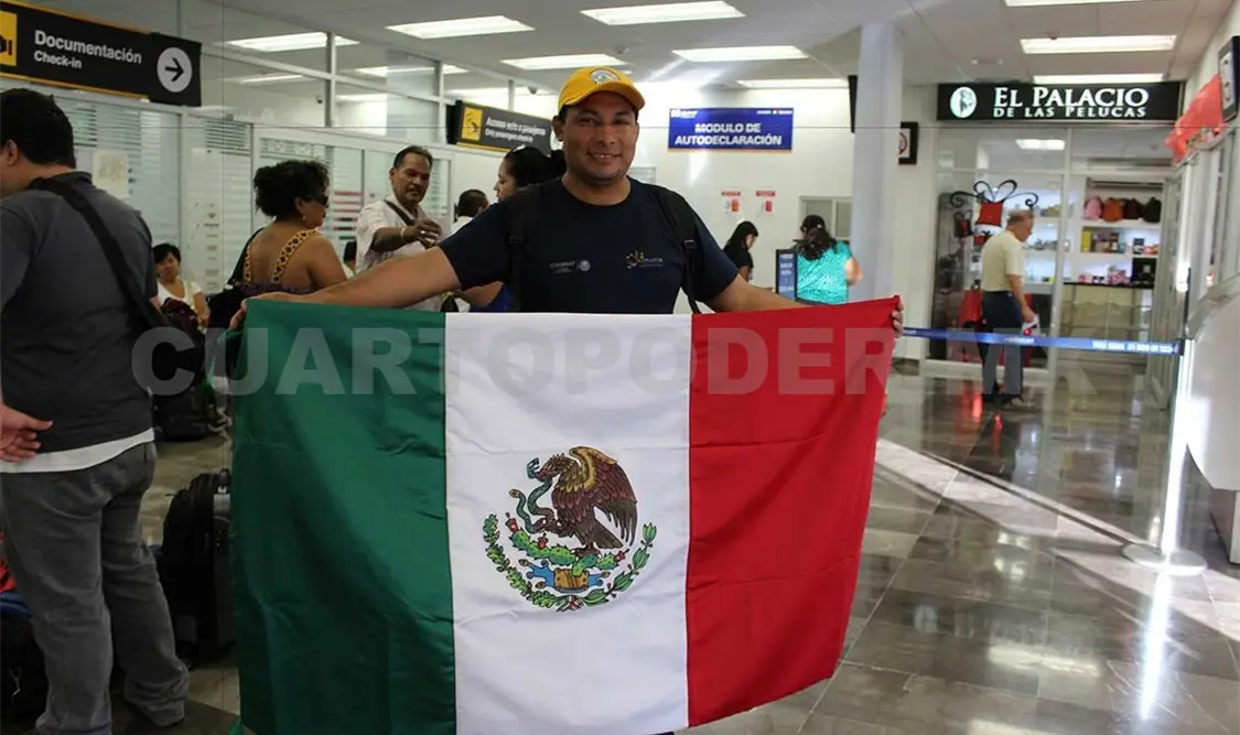 Apoyan 2 quintanarroenses a equipo contra incendio