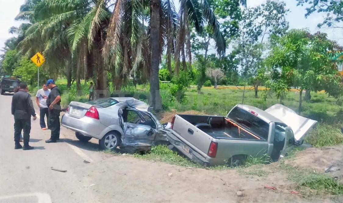 Rescatan a mujer atrapada en vehículo
