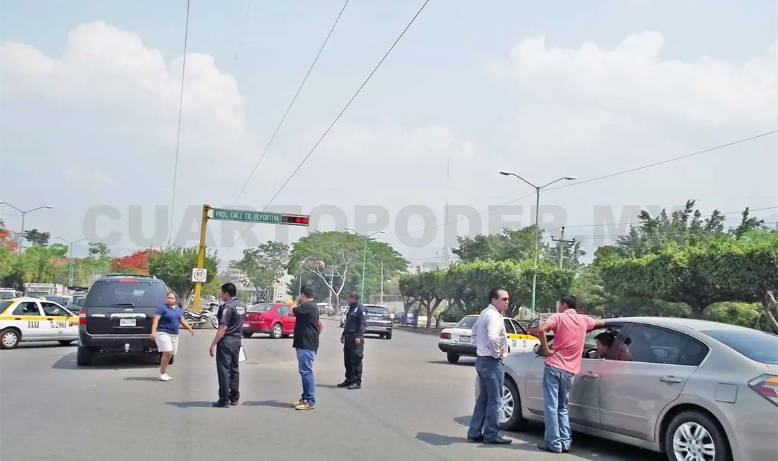 Mujer y joven chocan en libramiento Norte