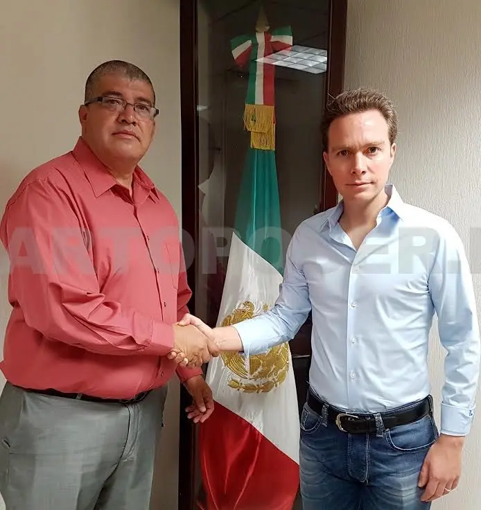 Se reúne Manuel Velasco con maestro agredido