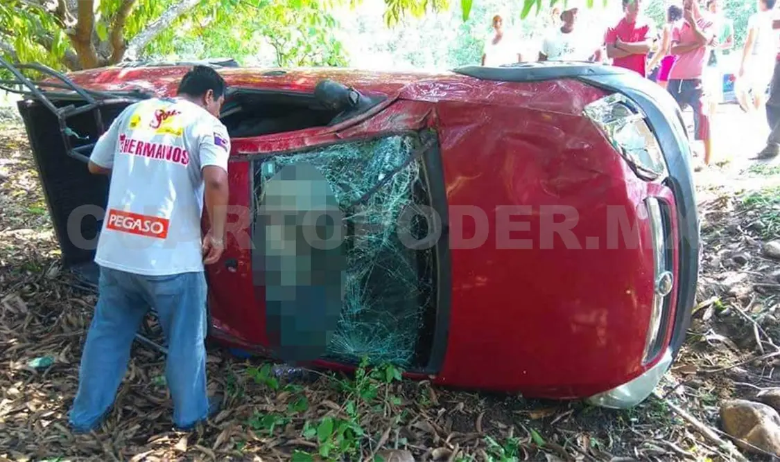 Volcadura deja un muerto y 8 heridos