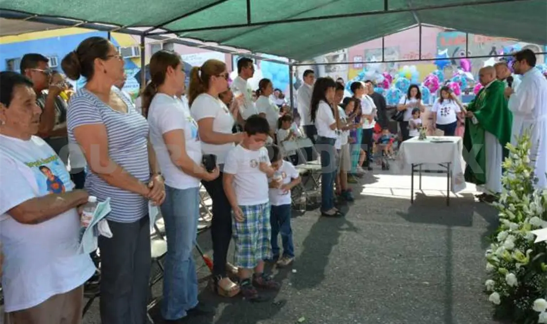 Sueltan globos en memoria de víctimas