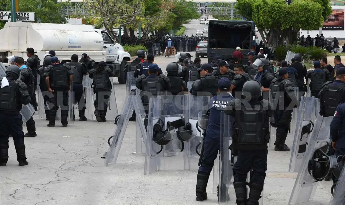 Se enfrentan nuevamente policías y docentes