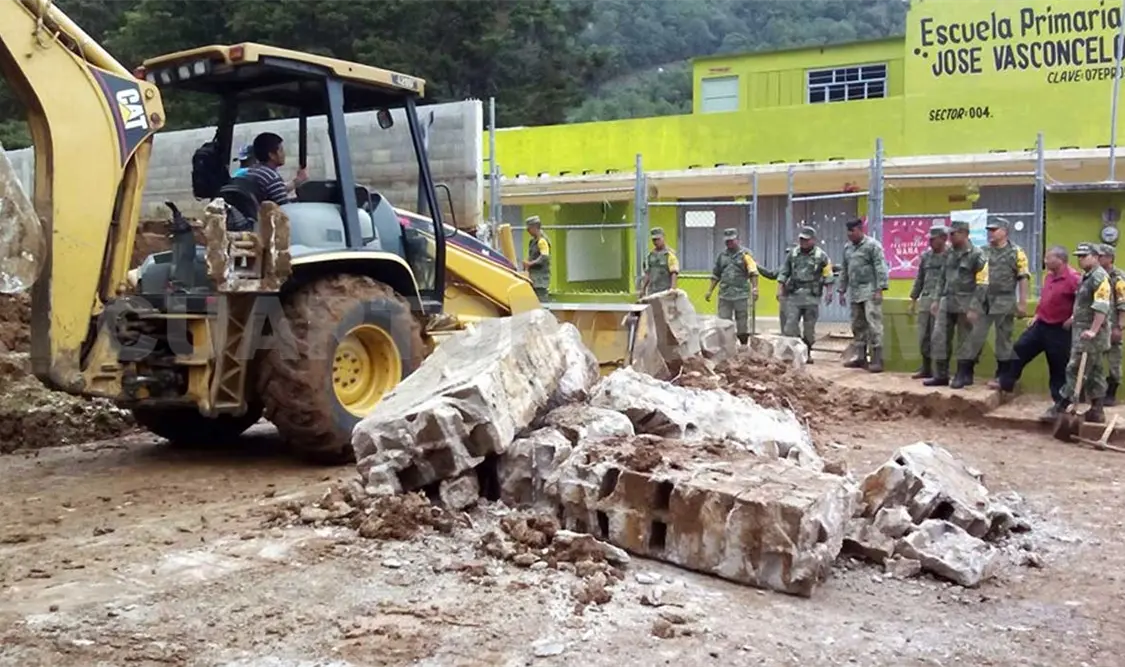 Derrumbe de barda provoca daños en viviendas