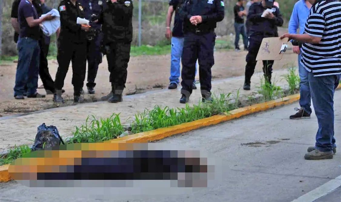 Muere policía arrollada