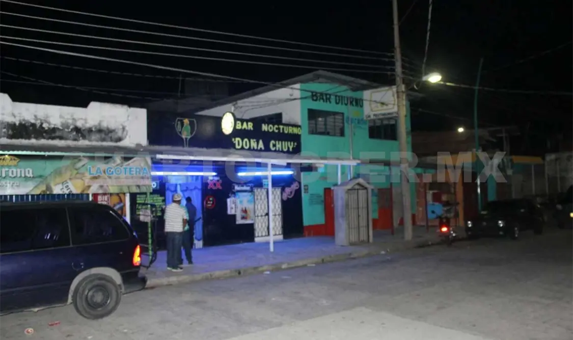 Desde taxi balean cantina