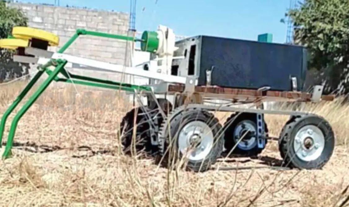 Robot zapoteca siembra maíz