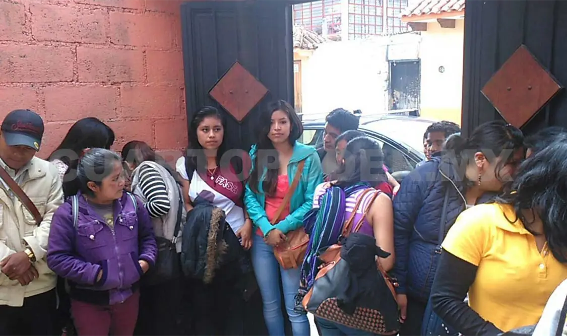 Trabajadores PECI toman oficinas por adeudo