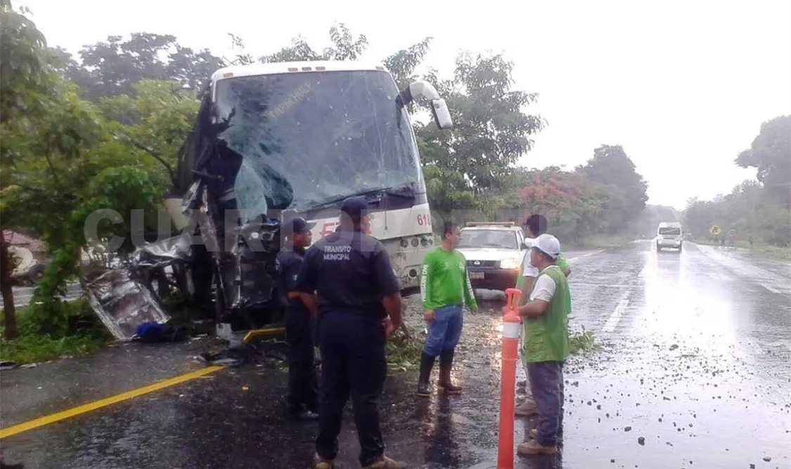 Encontronazo de autobús y pipa deja 10 heridos