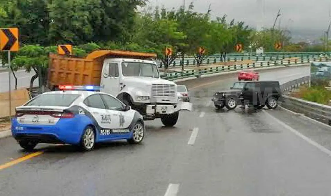 Engancha camión a Jeep frente al asta