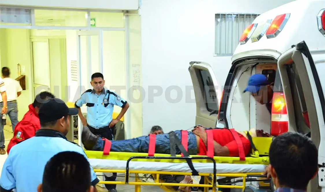Casi muere en volcadura