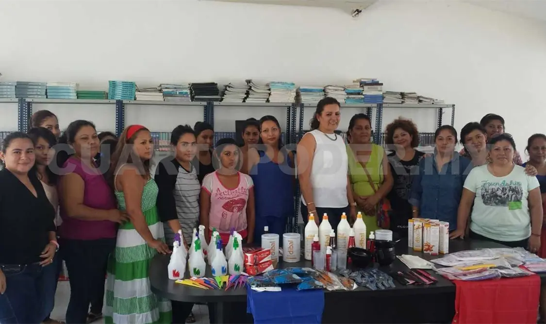 Mujeres reciben curso gratuito de belleza