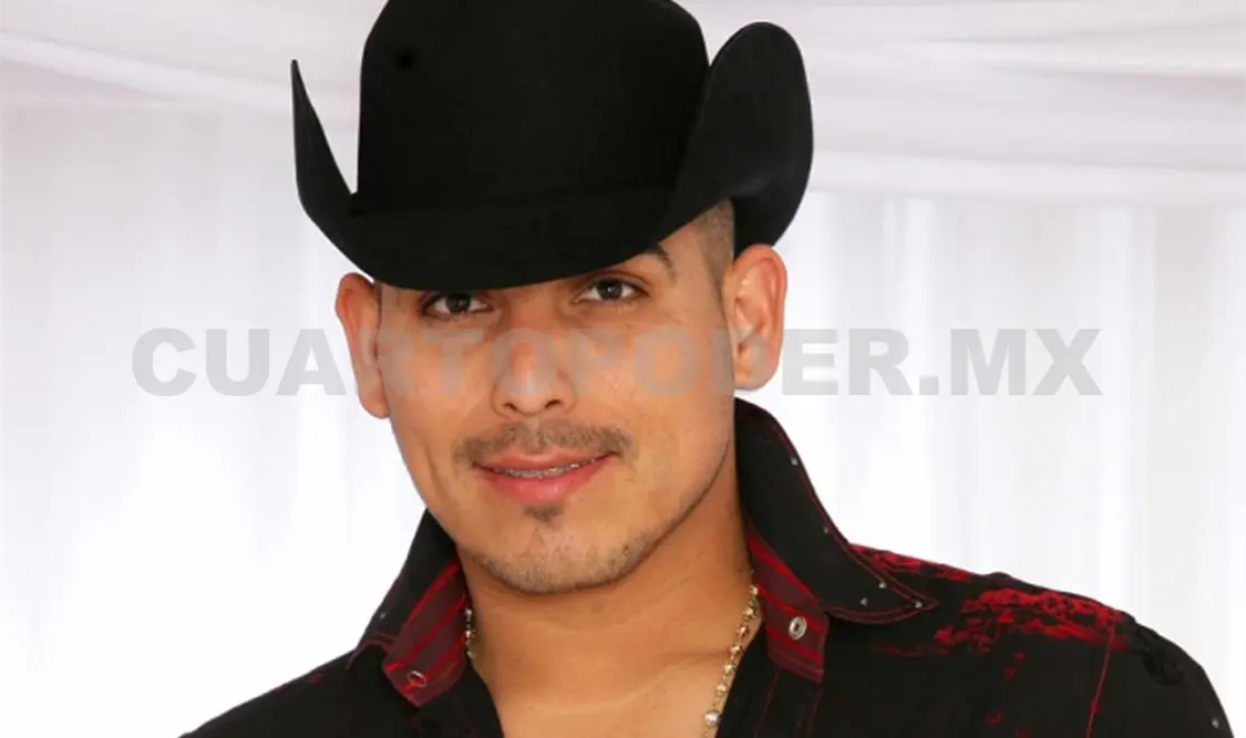 Espinoza Paz se injerta barba