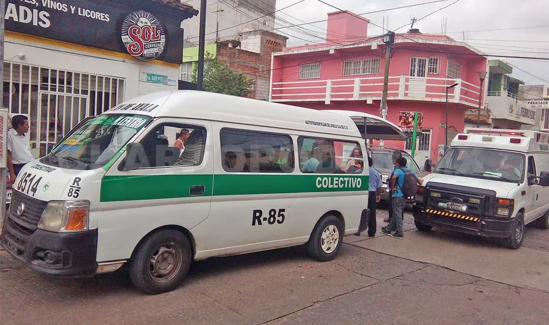 Se entrella colectivo contra camioneta; hay tres lesionadas