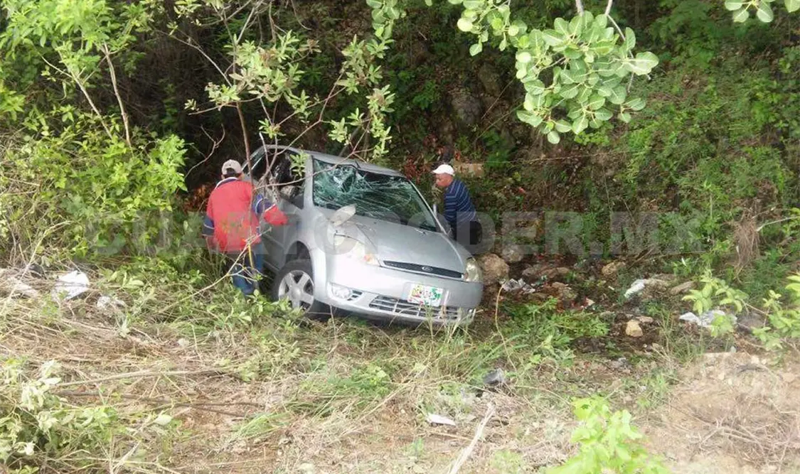 Sobrevive conductor a fuerte volcadura