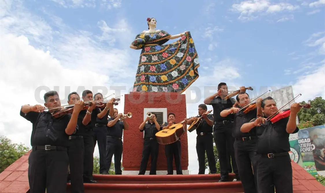 Policía y mariachi al mismo tiempo