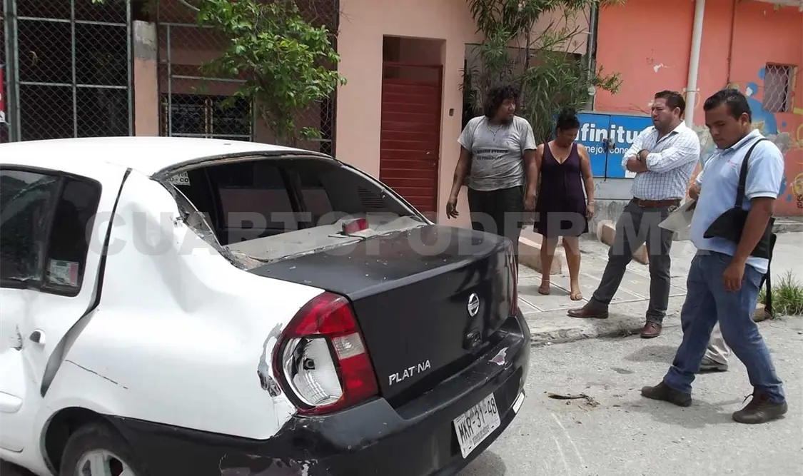 Camión embiste a coche estacionado