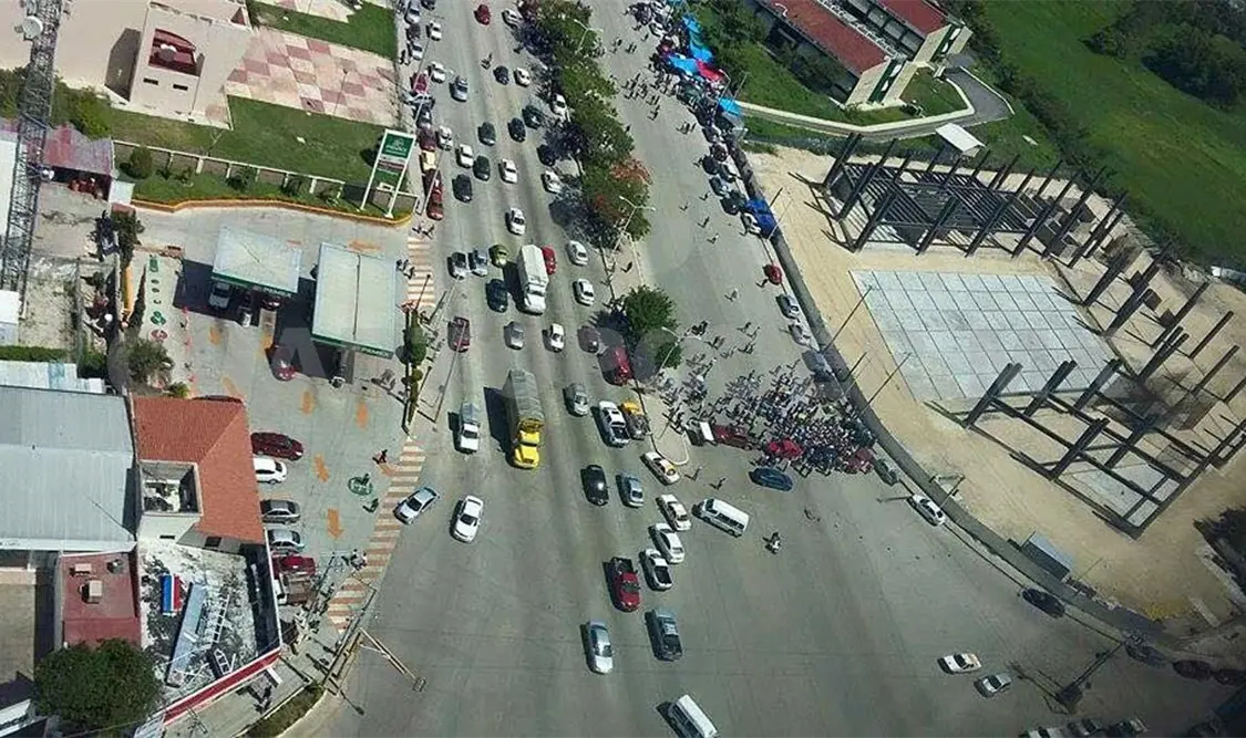 Habilitan contraflujo por bloqueo de profesores