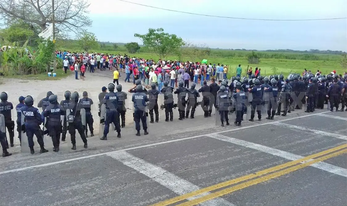 Desalojan a maestros en Tabasco
