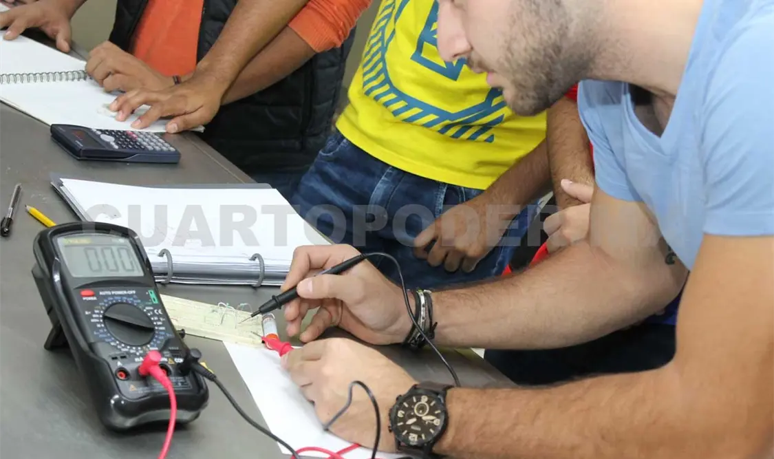 Ofrecen diplomado en equipo eléctrico de sistemas renovables