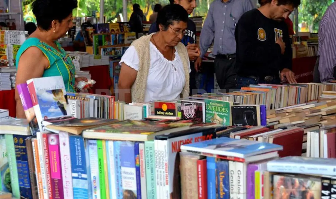 Paco Ignacio Taibo II y Paloma Saiz Tejero, quien junto con Marina Taibo son responsables de los contenidos literarios de la feria. Cortesía