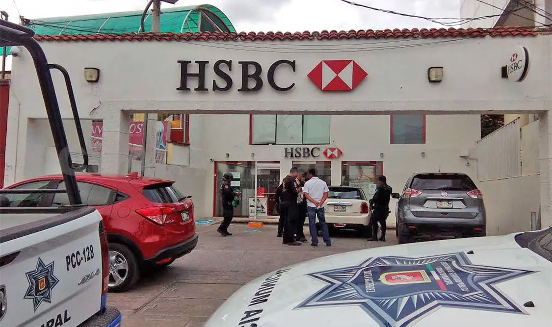 Roban medio millón de pesos a mujer en banco