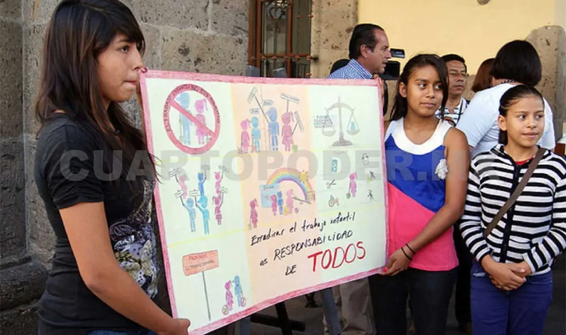 Niñas y adolescentes con un letrero en manos dicen: “Erradicar el trabajo infantil es responsabilidad de todos”. Notimex