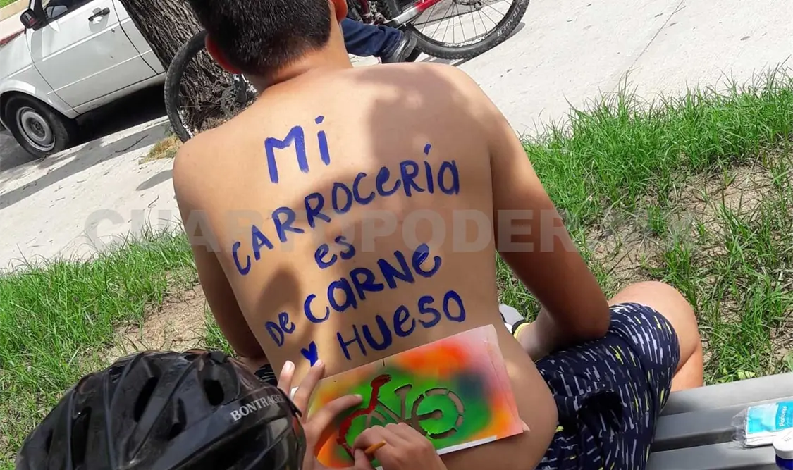Se pide a los automovilistas ser tolerantes con los ciclistas y no presionarlos con el claxon. Cortesía