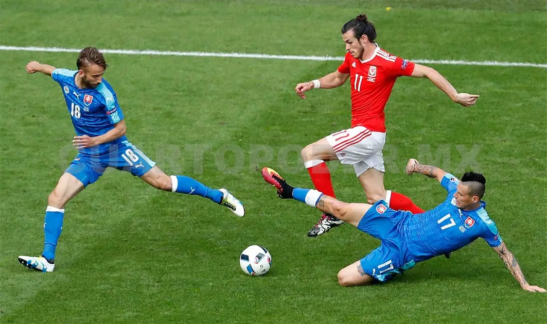 Gales se apoderó de los primeros tres puntos del Grupo B al vencer a Eslovaquia con goles de Bale, Robson y de Duda. AP