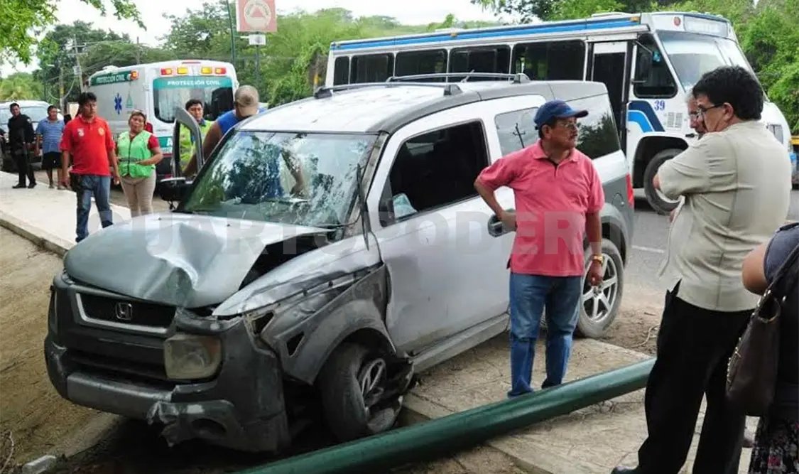 La camioneta marca Honda fue colisionada y luego salió proyectada hacia la banqueta, donde quedó parada a un lado del poste que tiró. CP