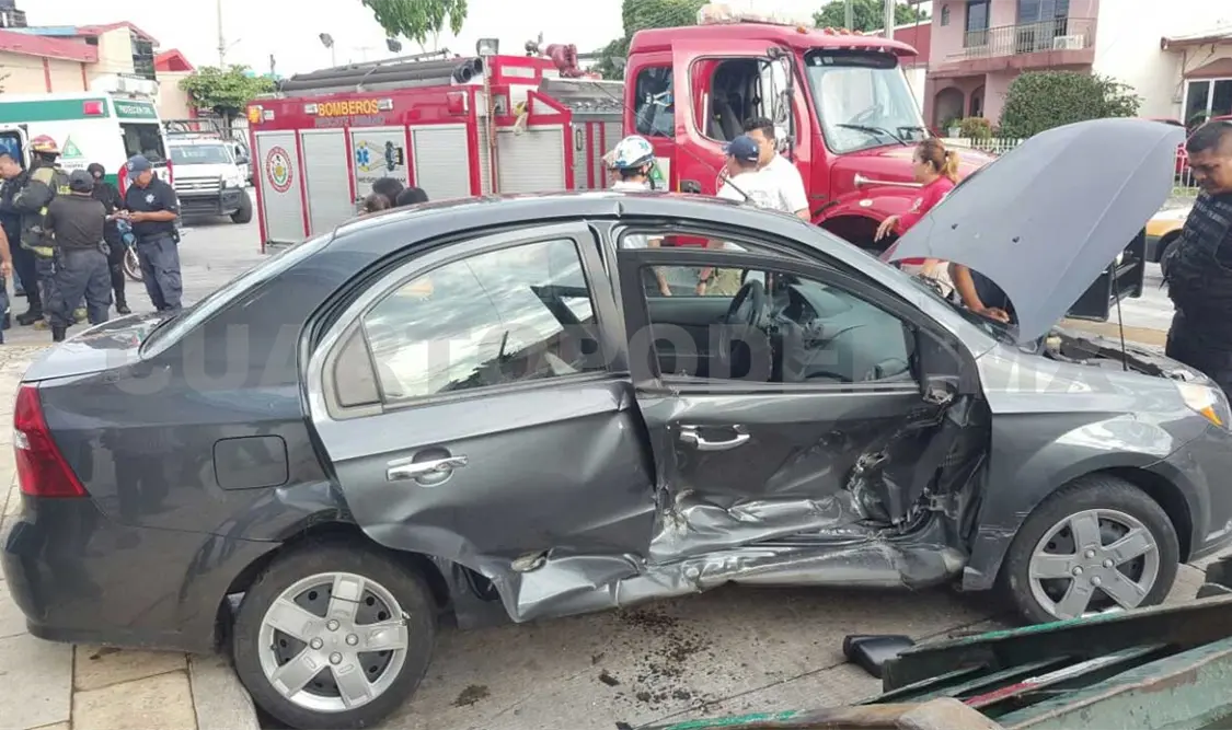 Rescatan a mujer prensada en su auto
