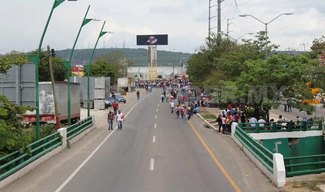Docentes realizan bloqueos al poniente