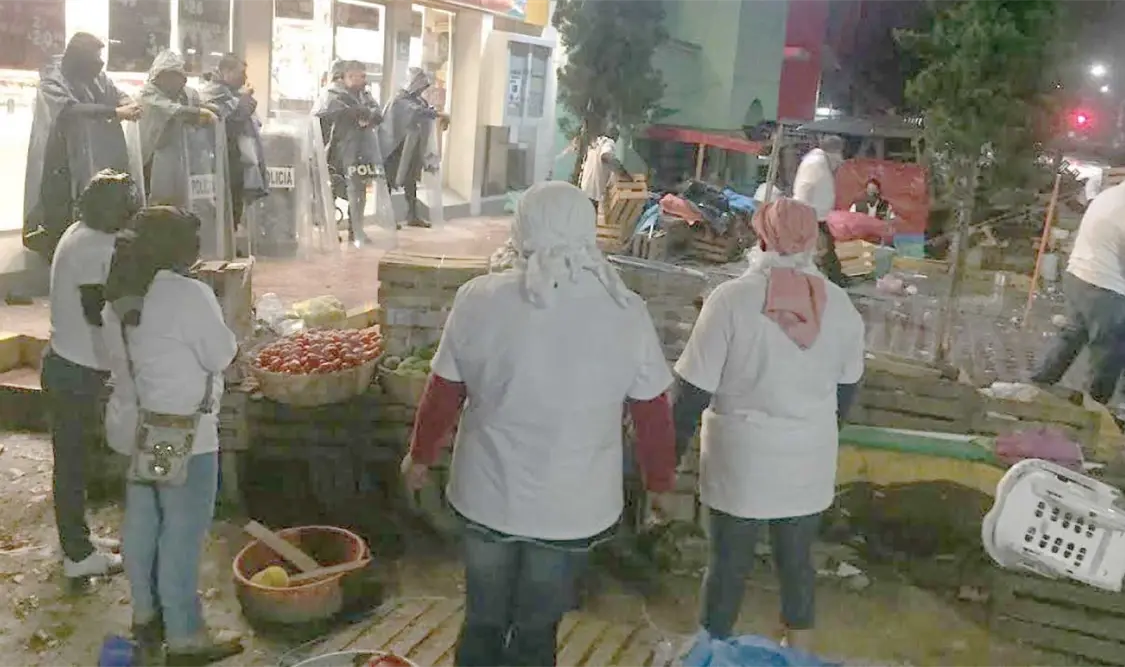 Desalojan ambulantes de Central de Abastos