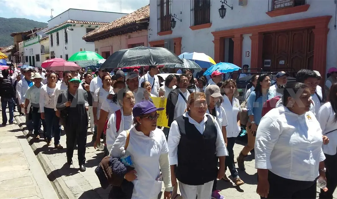 Marchan trabajadores de Salud