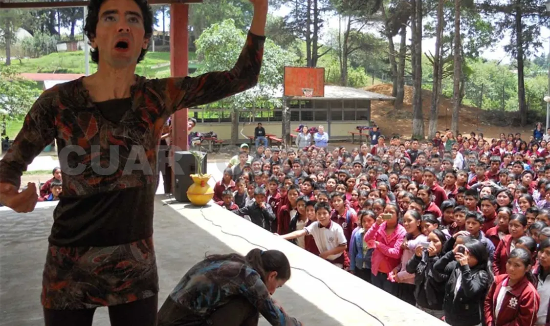 La compañía de teatro de improvisación Impro Splash en una escuela chiapaneca. Cortesía