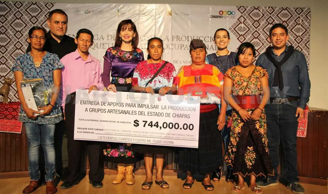 Entregan apoyos a mujeres artesanas