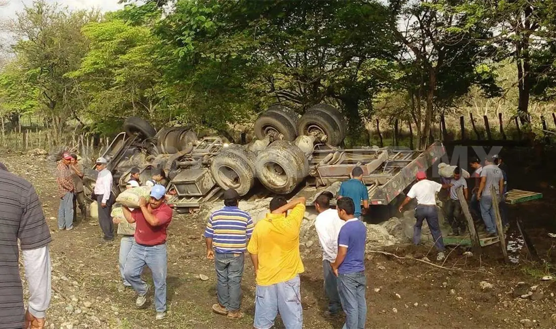 Vuelca un tráiler cargado de cemento
