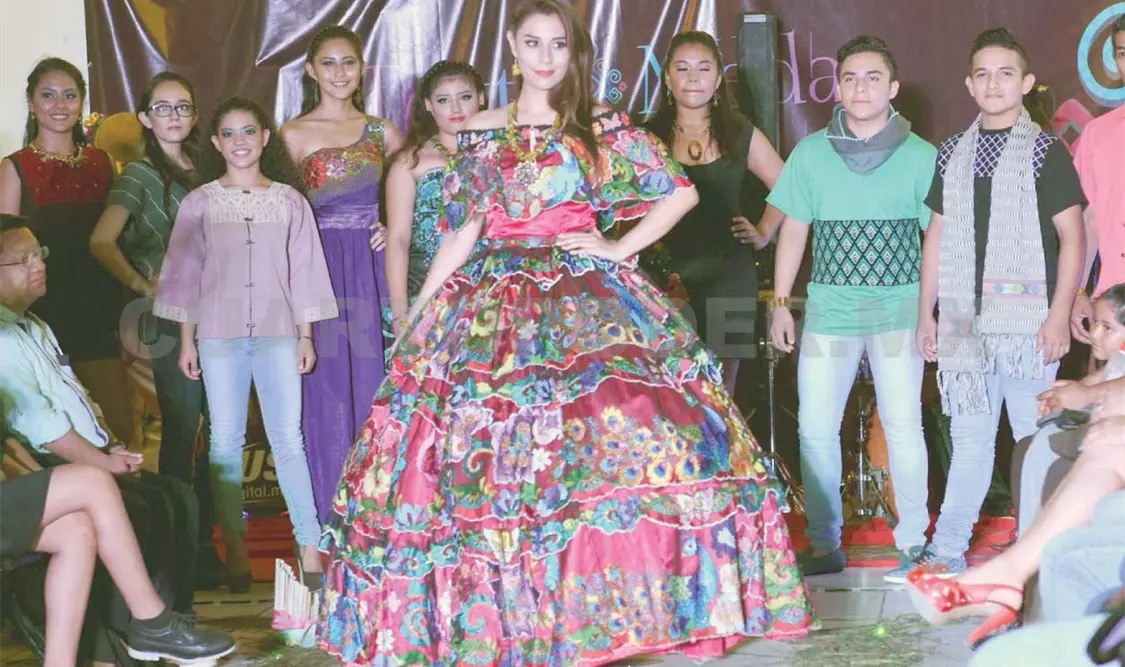 Estudiantes presentan desfile y colectan ayuda