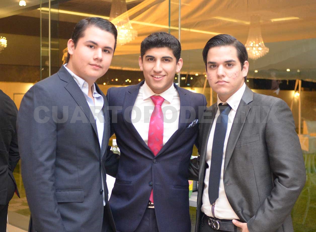 Jóvenes concluyen la preparatoria