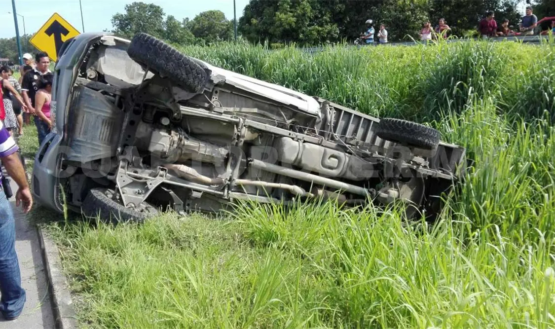 Vuelca camioneta en una curva
