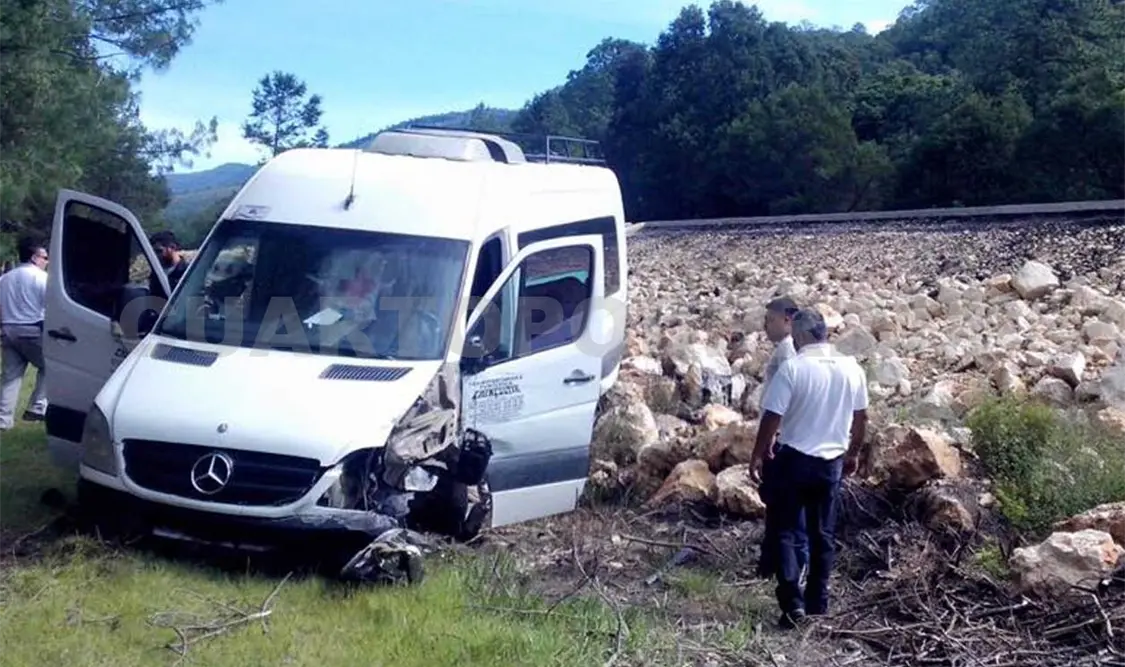 Una camioneta de la empresa Transportadora Turística Lakantún salió del camino en la vía Comitán-SanCristóbal.