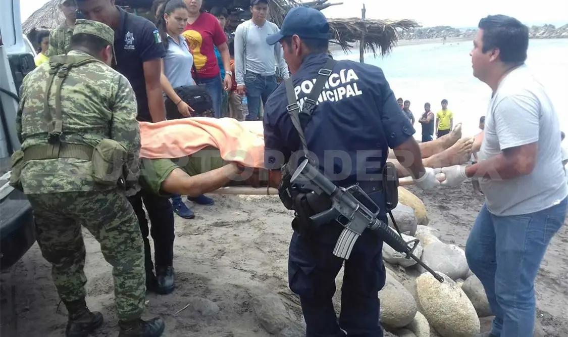 Autoridades localizaron el cuerpo en la playa y luego de ser reconocido lo llevaron al Semefo.