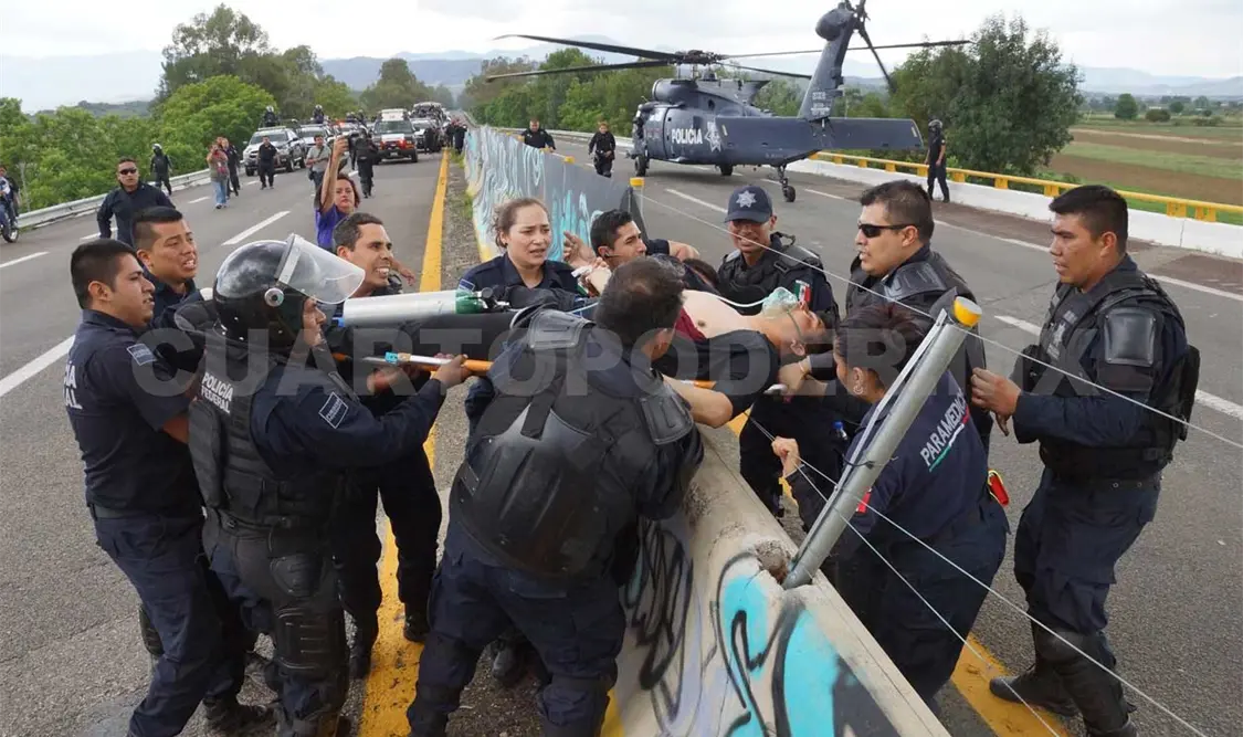 Se enfrentan policías y manifestantes en Oaxaca