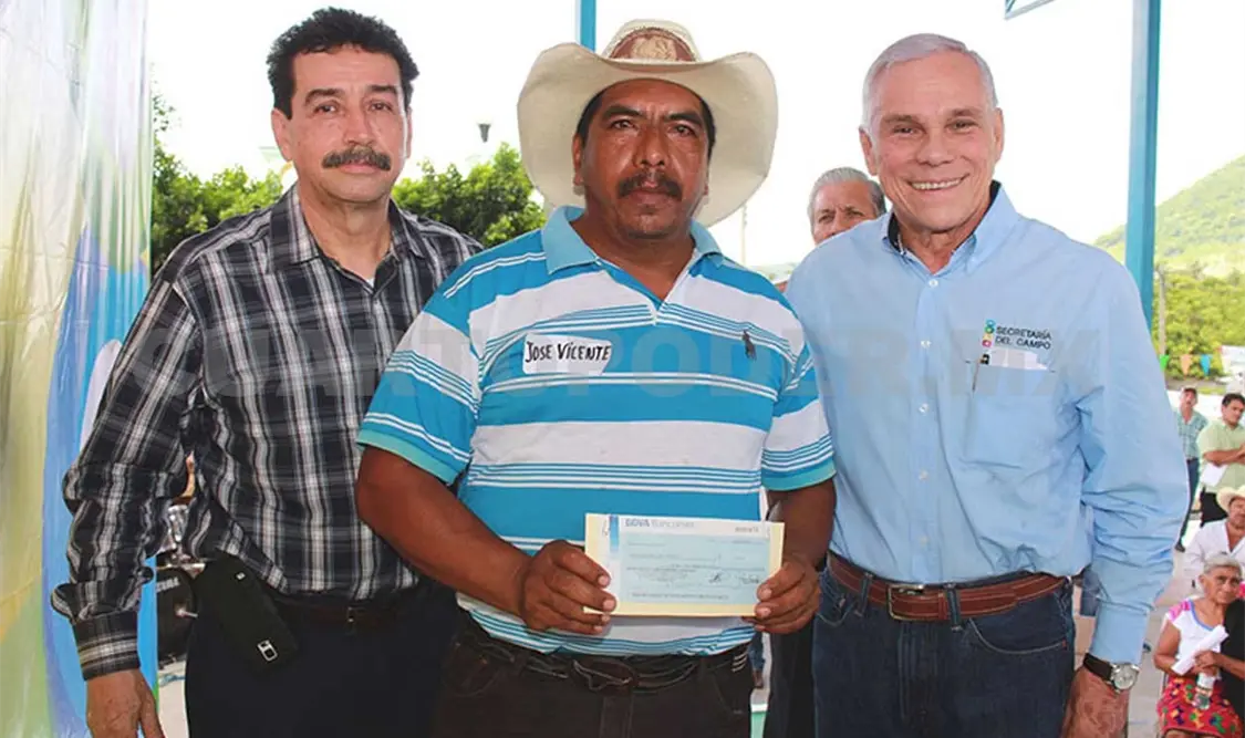 Productores reciben cheques del Programa Seguro Agrícola