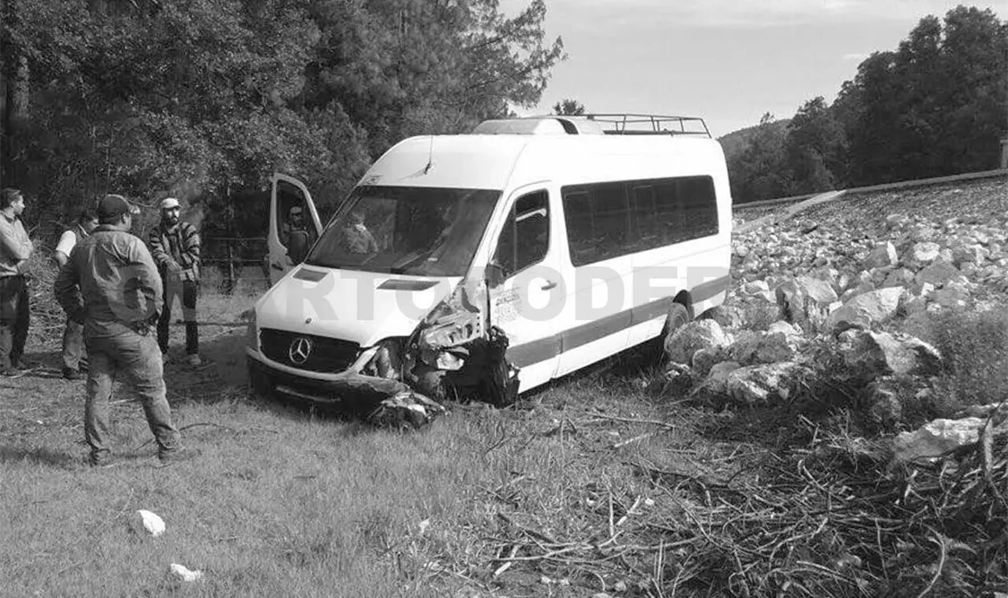 Choca camioneta de turistas en la vía a Guatemala