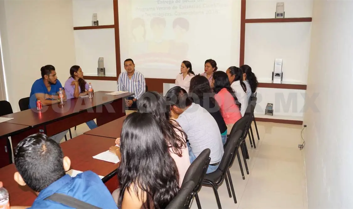 Entregan 30 becas de verano