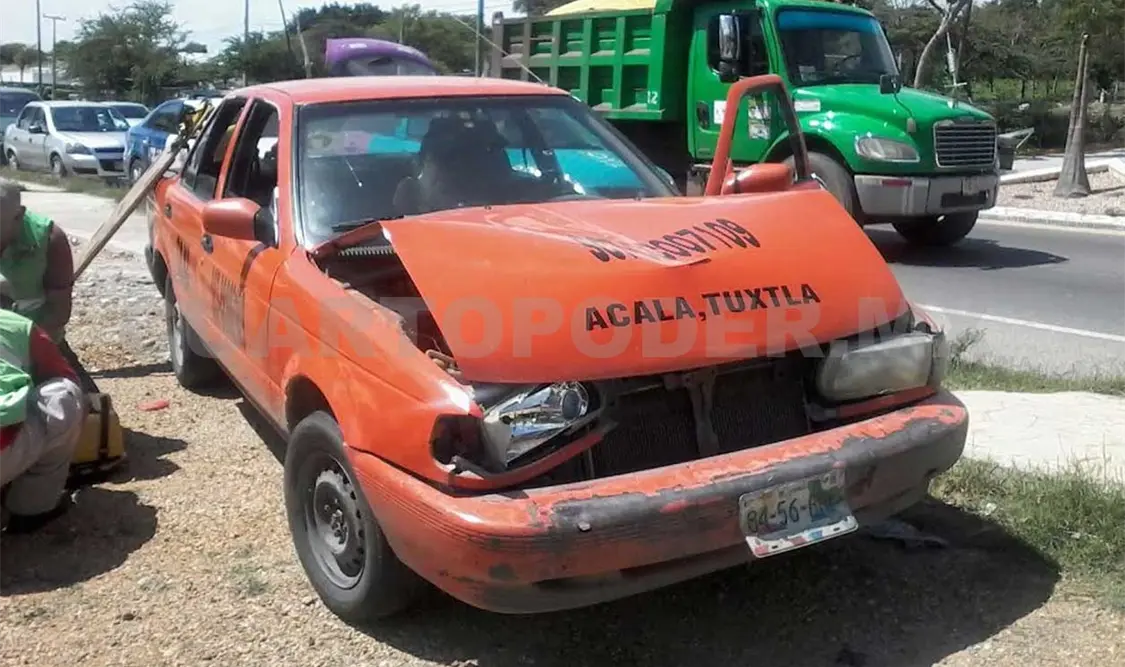 Huye taxista tras provocar accidente