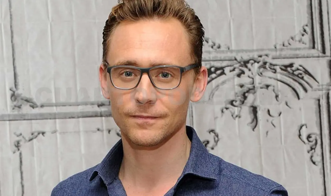 Tom Hiddlestone termina en calzoncillos